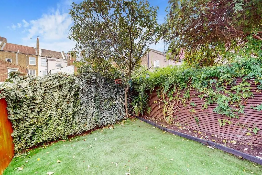 Stunning 2Bdr With Beautiful Garden Apartment London